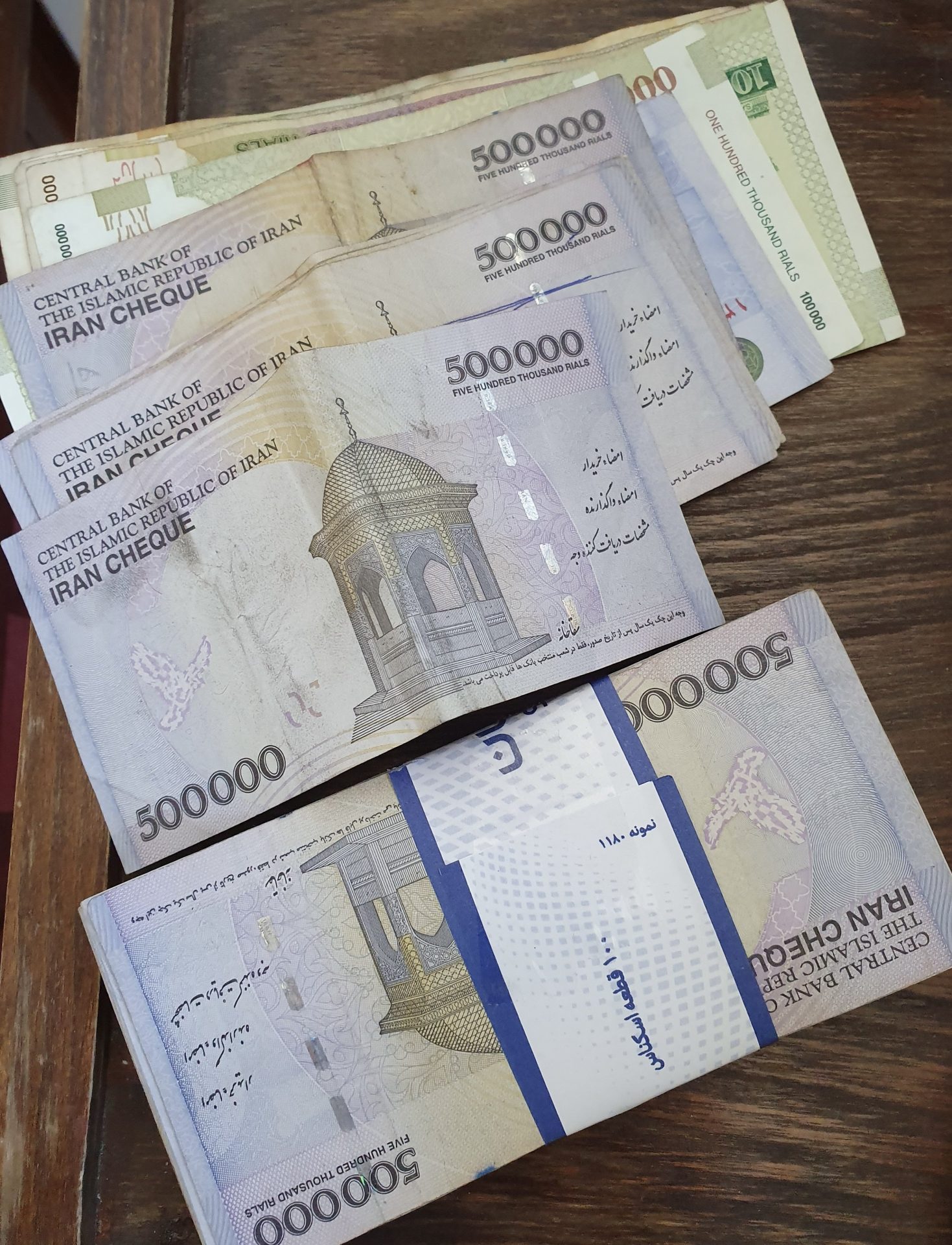 Cash in Iranian Real after USD currency exchange
