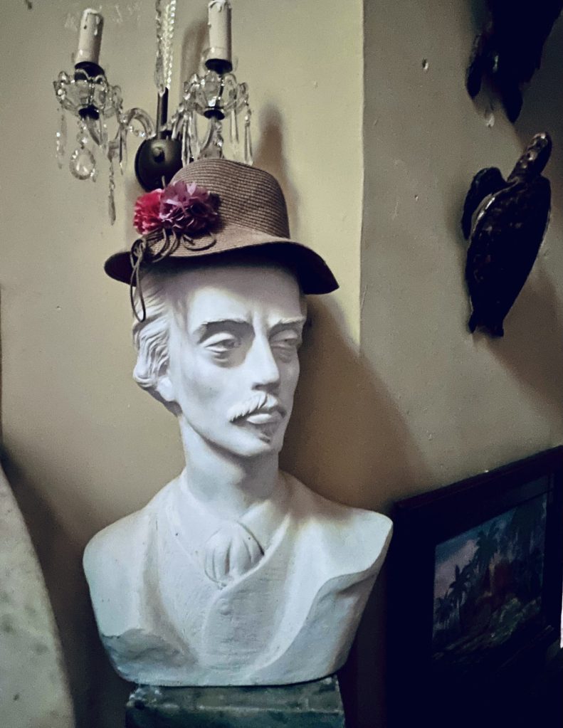 bust with a hat in cuban antiques shop