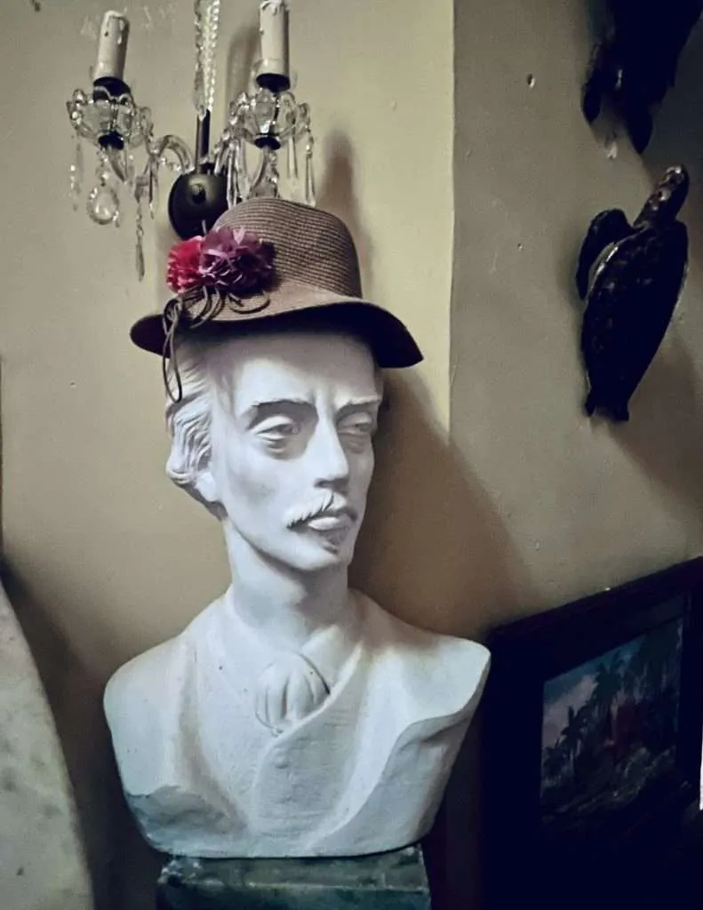 bust with a hat in cuban antiques shop