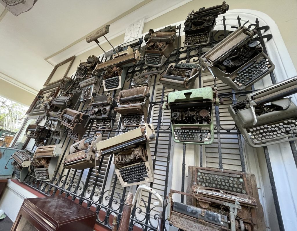 Cuban underground antiques - rusted typewriters on entry