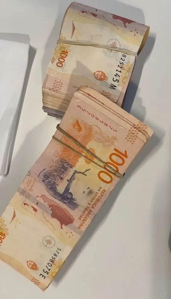 Argentina currency cash or effectivo at dólar blue rate