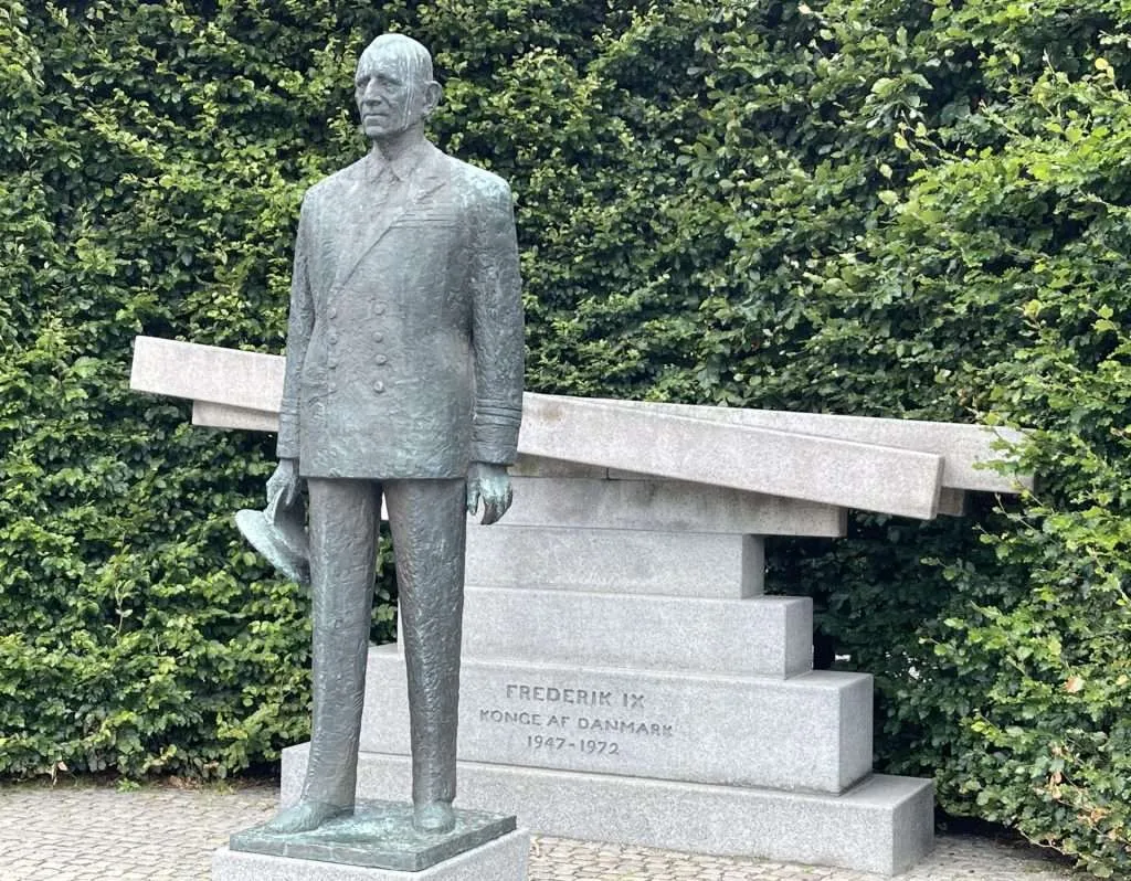 Frederik IX Statue