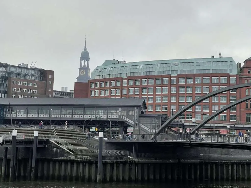 Fußgängerbrücke bei den Landungsbrücken