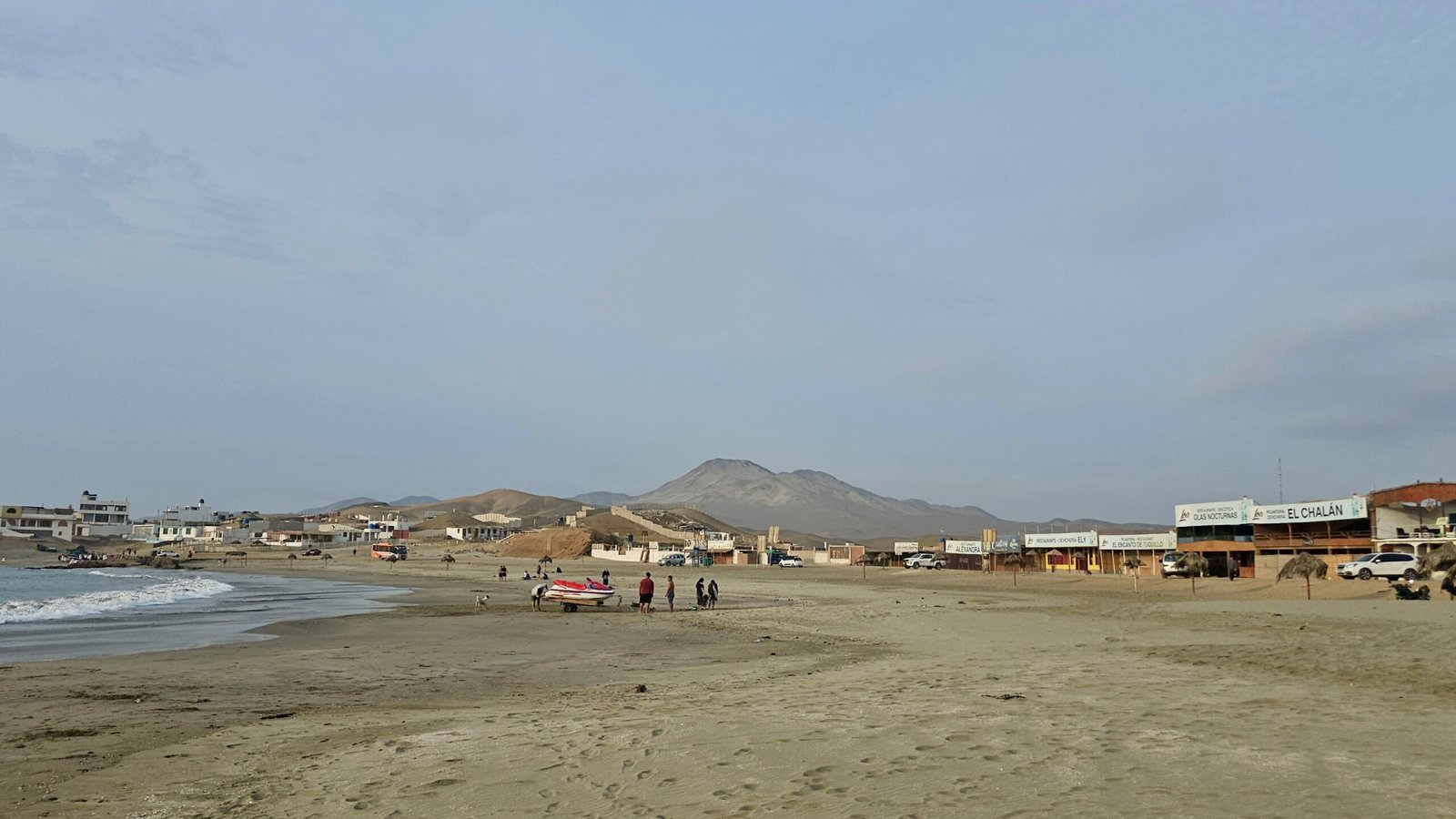 A view of Playa Tuquillo's coastline with mountains in the background, a popular stop on the overland route from Lima to Trujillo.